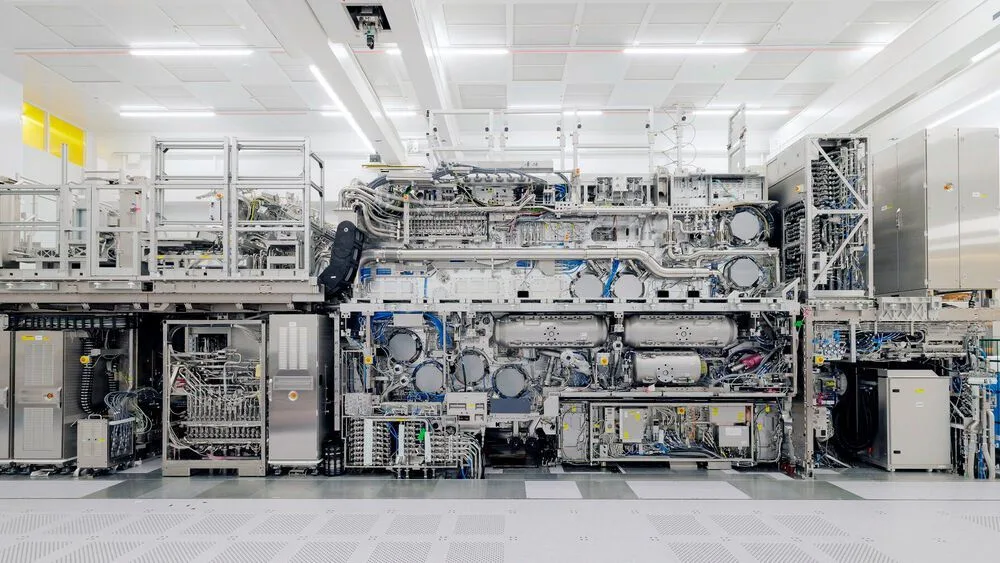 Huawei non riesce a rimpicciolire i chip. Così ha deciso di piegarli